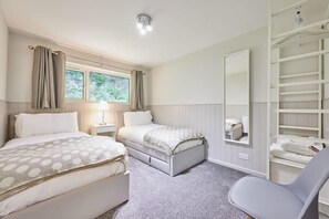 3 bedrooms, desk, iron/ironing board, travel crib - Host & Stay | Robin's Nest (Callington)