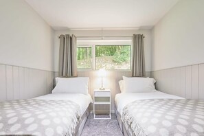 3 soverom, skrivebord, strykejern/-brett og reiseseng for barn