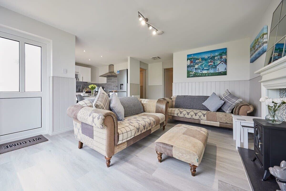 TV, fireplace, books, offices