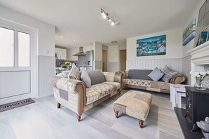 Televisie, een open haard, boeken en een kantoor