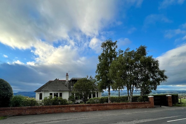 Rural location yet only a few minute walk from the center of the village of Kippen