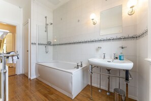 Ducha y bañera combinadas y secador de pelo