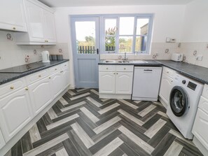 Refrigerador, lavavajillas, tetera eléctrica y tostadora