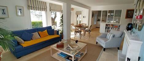 テレビ、DVD プレーヤー、卓球台、ビデオライブラリ