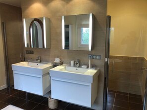 Bathtub, hair dryer, towels, toilet paper - A Pieds au Village, Maison en Pierres Avec vue Panoramique ! (Callian)