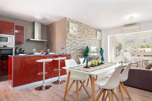 Micro-ondes, four, grille-pain, chaise haute