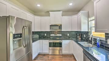 Kylskåp, mikrovågsugn, ugn och spishäll