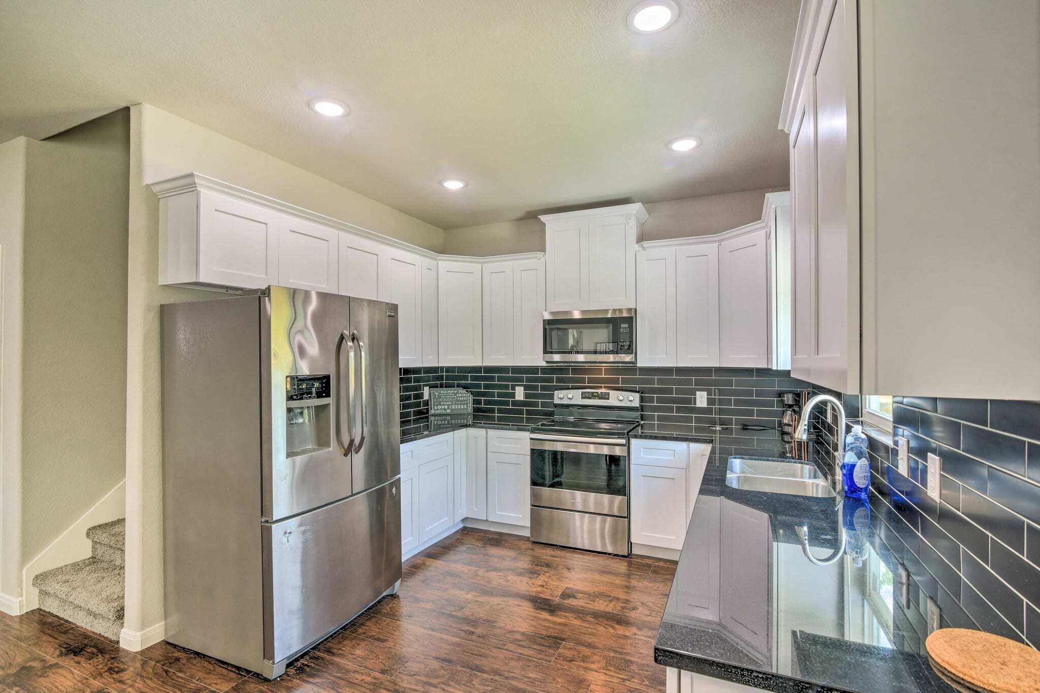 Réfrigérateur, four à micro-ondes, un four, surface de cuisson