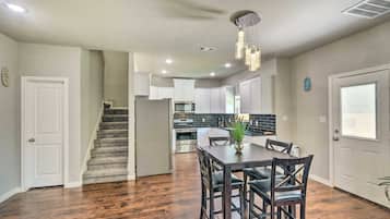 Kylskåp, mikrovågsugn, ugn och spishäll