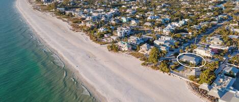 Plage à proximité, chaises longues, serviettes de plage