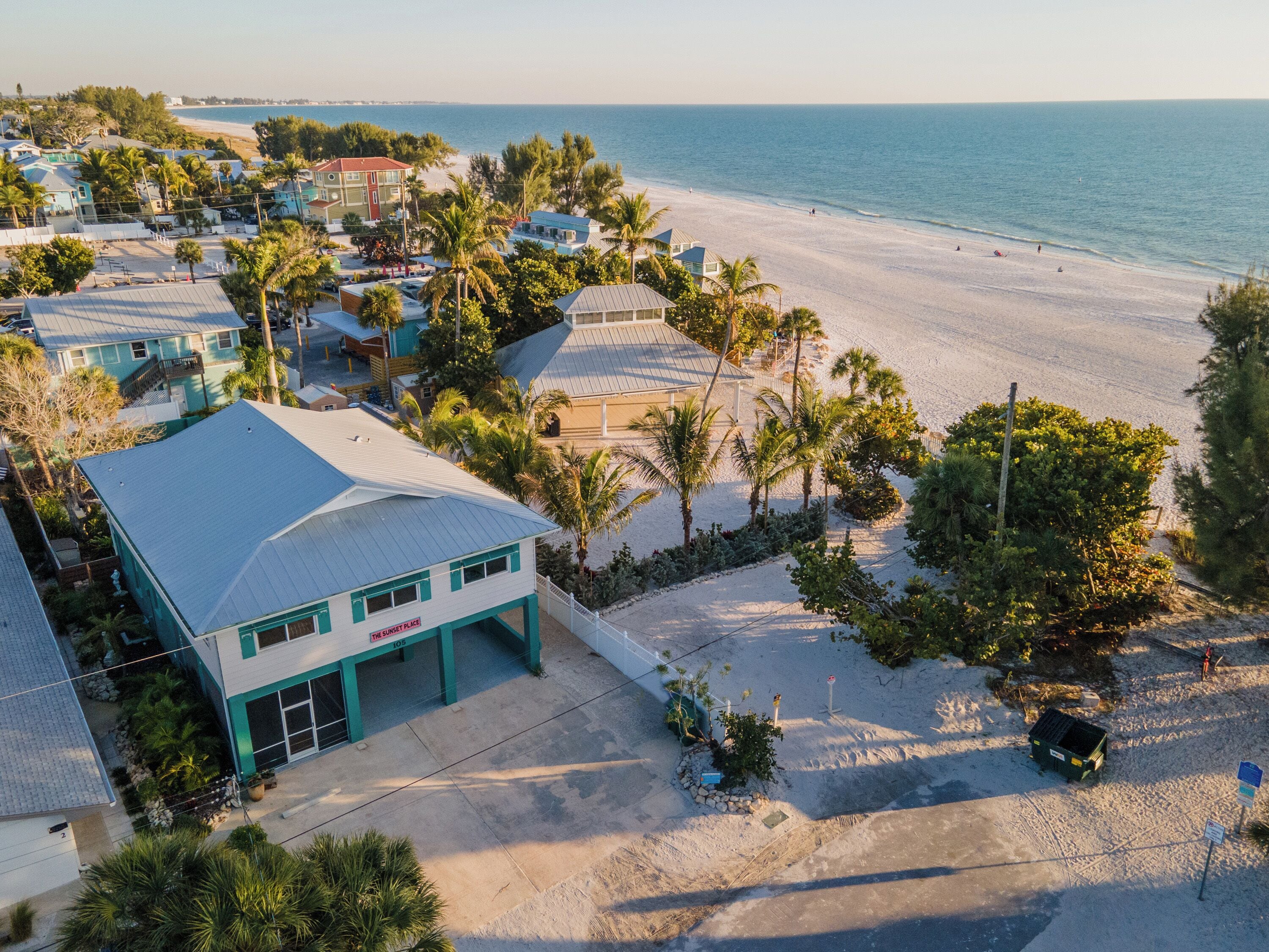 Playa en los alrededores, camastros y toallas de playa 