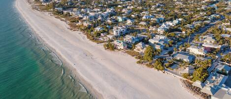 Platja a a prop, gandules de platja i tovalloles de platja