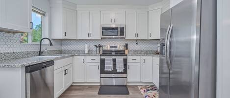 ثلاجة، ميكروويف، فرن، موقد طهي مسطح