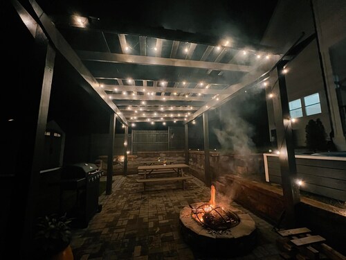 ★HOT TUB in UPTOWN w/ KING BED ♥ KARAOKE & GAMES★