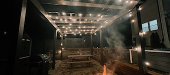 ★HOT TUB in UPTOWN w/ KING BED ♥ KARAOKE & GAMES★