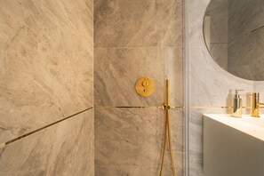 Chuveiro, secador de cabelo, toalhas de banho 