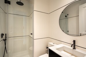 Shower, hair dryer, towels - Curcumin Gold Apartment, AC, Wifi !new! (Lisboa)