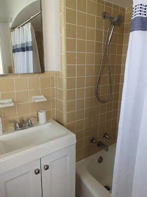 Combined shower/bathtub - Mayo vicinity,Sun bathed Niche , near the Beach! (Jacksonville Beach)