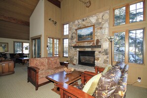 Smart TV, fireplace