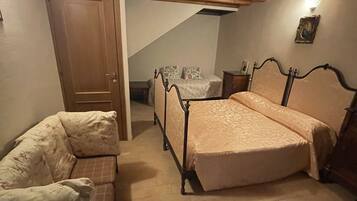 1 habitación, tabla de planchar con plancha, wifi gratis y ropa de cama