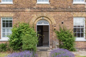 Exterior detail - Wonderful seaside holiday home, with sea views. (Deal)