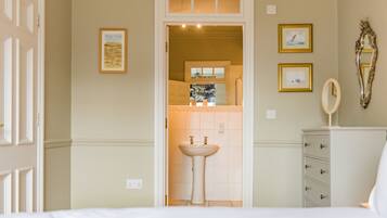 3 bedrooms, desk, iron/ironing board, WiFi