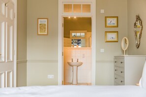 3 bedrooms, desk, iron/ironing board, WiFi