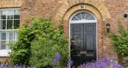 Wonderful seaside holiday home, with sea views.
