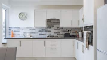 Réfrigérateur, micro-ondes, four