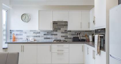 Pet friendly cottage, a stone's throw away from the beach.
