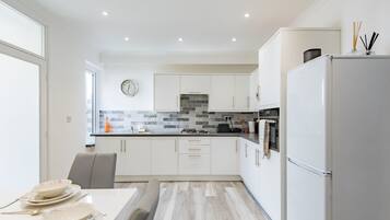 Réfrigérateur, micro-ondes, four