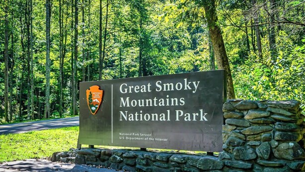 Schild für den Great Smoky Mountains Nationalpark mit dem Logo des National Park Service.