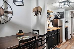 Refrigerador, microondas, parrilla de estufa y cafetera y tetera