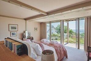 4 bedrooms, iron/ironing board, WiFi