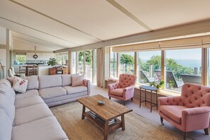 Smart TV, video games, table tennis, books - Beach View - Luxury Cottages (Pembroke)