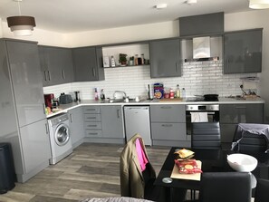 Appartement, 2 grands lits | Cuisine privée | Réfrigérateur, four à micro-ondes, un four, surface de cuisson