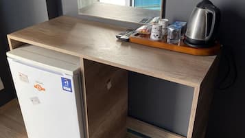 Economy Room | 1 bedroom, hypo-allergenic bedding, desk, laptop workspace