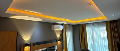 Estudi en suite de luxe | 1 dormitori, roba de llit hipoal·lergògena i escriptori