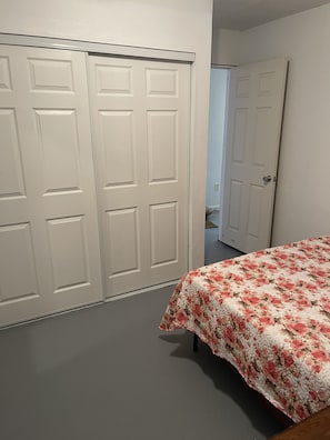 Room - Red farm house couple miles from Walmart and hiking (Yuma)