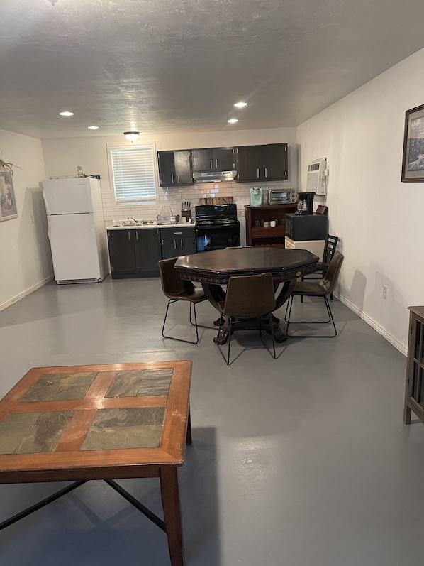 Dining - Red farm house couple miles from Walmart and hiking (Yuma)