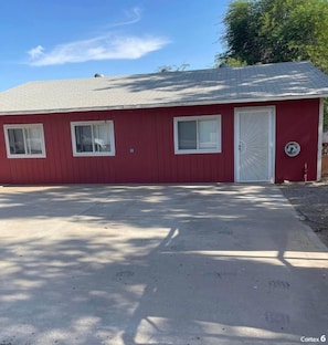 Exterior - Red farm house couple miles from Walmart and hiking (Yuma)