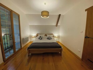 4 chambres, fer et planche à repasser, lit parapluie, Wi-Fi gratuit