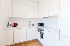 Kühlschrank, Mikrowelle, Ofen, Geschirrspüler