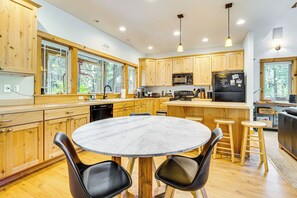 Fridge, microwave, stovetop, dishwasher - Cle Elum Lake Home w/ Hot Tub & Mountain Views (Ronald)