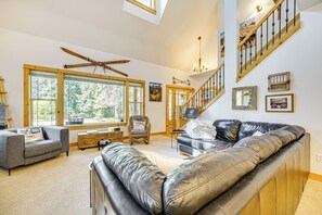 TV, fireplace, DVD player, ping pong - Cle Elum Lake Home w/ Hot Tub & Mountain Views (Ronald)