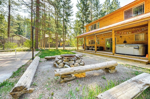 Cle Elum Lake Home w/ Hot Tub & Mountain Views