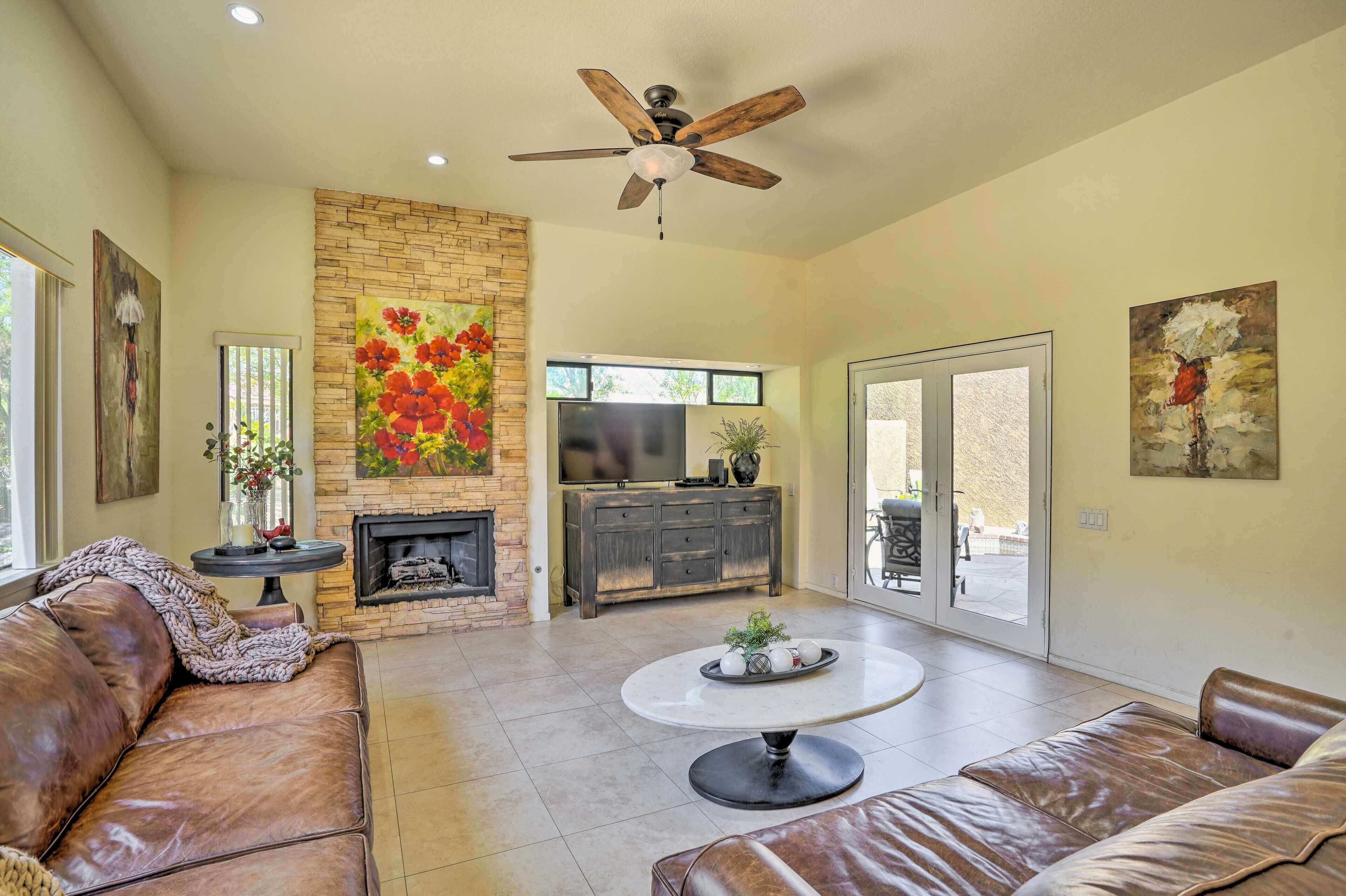 Pet-Friendly Palm Desert Condo: Patio + Jacuzzi!