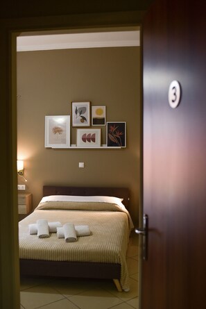Comfort Double Room | Individually decorated, individually furnished, soundproofing, free WiFi - Vasilios Marinos Rooms (Corinth)