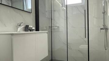 Deluxe Room | Bathroom
