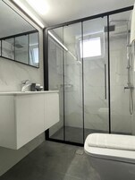 Ducha, cabezal de ducha tipo lluvia, secador de pelo, pantuflas